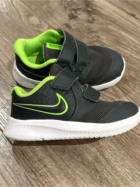 Nike Star Runner 2 Toddler sneakers in a black and green Size 6C Hook & Loop